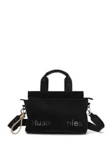 Cartera tipo bolso de mano Hush Puppies color negro, con diseño estructurado, doble asa superior con logo grabado y correa ajustable extraíble. Presenta el nombre de la marca en relieve en el frente y un detalle de nudo decorativo en uno de los laterales.