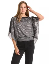 Blusa de gasa con estampado geométrico en tonos negro y gris. Presenta un diseño de mangas tipo dolman o japonesas, cuello recto y cintura elastizada con detalle de punto smock.