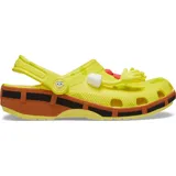 Zuecos Crocs amarillos con diseño inspirado en Bob Esponja, con detalles en marrón, blanco y rojo, perforaciones de ventilación y tira trasera pivotante.