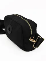 Bandolera negra de diseño rectangular con cierre superior y correa ajustable extraíble. Presenta un detalle circular central y herrajes metálicos dorados.
