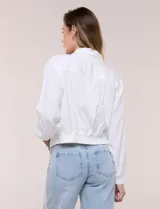 Camperita bomber de lyocell con textura suave, color azul marino, cuello camisero, cierre frontal con botones a presión, bolsillos laterales con solapa, mangas largas con puños elásticos y pretina fruncida en el ruedo.