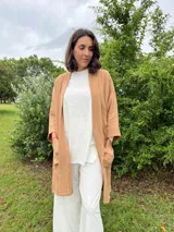 Kimono largo color crema con estampado de lunares marrones, confeccionado en tussor de algodón.