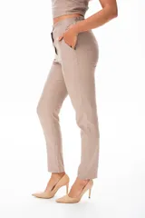 Pantalón de vestir color beige con bolsillos laterales y corte recto.