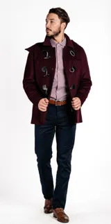 Montgomery corto color borgoña con cierre de cuerno y trabillas, estructura reforzada en los hombros y cuello pronunciado.