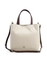 Cartera tipo shopper y bandolera color crema con asas cortas y correa ajustable de color marrón, herrajes metálicos dorados y detalle de logotipo en la parte frontal.