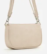 Cartera de mano tipo baguette, de color beige, con cierre superior de cremallera y una cadena decorativa plateada en la parte frontal. Cuenta con una correa larga ajustable y extraíble para usar al hombro o cruzada.