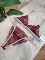 Conjunto de lencería compuesto por un bralette de encaje con breteles regulables y una tanga regulable con diseño media less.