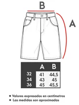 Bermuda de jean azul oscuro, corte recto, largo hasta la rodilla.