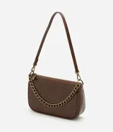 Cartera femenina modelo baguette Satinato confeccionada en PU marrón, de tamaño pequeño y estructura compacta con base levemente curvada. Cuenta con cierre superior, cadena frontal robusta en metal y asa transversal desmontable.