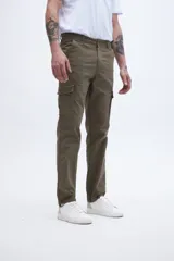 Pantalón cargo color marrón con bolsillos laterales y bolsillo cargo con solapa y botones.
