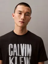 Remera negra de manga corta con estampado del logo de Calvin Klein Jeans en color blanco.