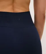 Bermuda deportiva tipo biker color marrón, confeccionada en poliamida seamless con cintura elástica y diseño lateral acanalado.