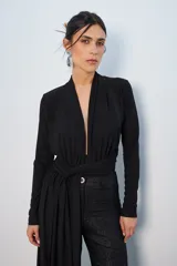 Body negro de mangas largas con escote en V profundo y drapeado en la cintura.