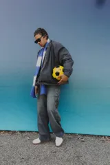 Campera de jean negra con cuello de pana y forro interior azul marino.