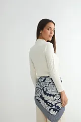Polera de tejido de punto fino color bordó, con cuello alto y mangas largas.