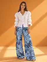 Jean de corte recto, color blanco con estampado floral en tono rosado, tiro medio y diseño exclusivo.
