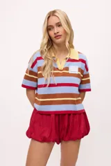 Short negro de tiro alto con cintura elastizada y bolsillos laterales.