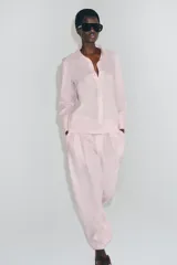 Camisa de lino Zara Woman Collection, color rosado, con cuello solapa, manga larga con puño ancho y cierre frontal de botones.
