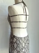 Vestido corto con estampado de piel de serpiente, corte ajustado y breteles finos.