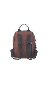 Mochila de símil cuero color negro, con asa de mano superior y correas regulables para llevar al hombro. Presenta cierre principal curvo en la parte superior y un bolsillo oculto en la espalda. Incluye llaveros colgantes decorativos en el tirador del cierre principal.
