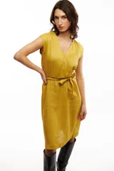 Vestido midi de lino color mostaza, con escote cruzado tipo kimono y lazo en la cintura.