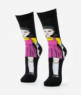 Medias de caña alta negras con estampa de la muñeca del juego del calamar.