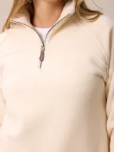 Sweater de polar con medio cierre frontal, cuello alto y mangas largas. Presenta un diseño liso en color azul petróleo con un pequeño logo bordado en el pecho.