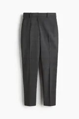 Pantalón de vestir tobillero, color gris oscuro, con patrón Príncipe de Gales (cuadros pequeños). Presenta cintura estándar con elástico oculto, cierre frontal con corchete oculto, bolsillos laterales y bolsillos traseros decorativos.