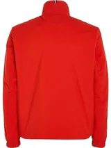 Campera roja con cierre de cremallera, cuello alto y mangas largas. Tiene dos bolsillos delanteros y logo de Tommy Hilfiger en el pecho y en la manga.