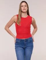 Top Allie Rose de tejido de punto calado en tono rojo, con silueta entallada sin mangas, escote redondo y tramas geométricas texturizadas.