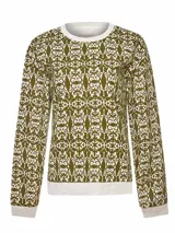 Buzo de algodón orgánico con cuello redondo y mangas largas. Presenta un estampado geométrico en color verde oliva sobre fondo blanco, con puños y ruedo en tejido de punto gris claro.