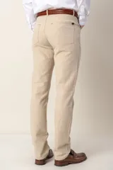 Pantalón de lino color beige, de corte recto y diseño clásico de cinco bolsillos.