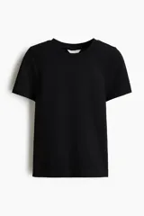 Remera básica de algodón negro, de corte entallado, cuello redondo y mangas cortas.