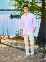 Pantalón de vestir color beige, de corte recto, con bolsillos laterales y traseros. Se ajusta a la cintura con cordón.