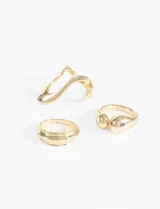 Set de tres anillos de diseño irregular con acabado brillante, elaborados en metal dorado.