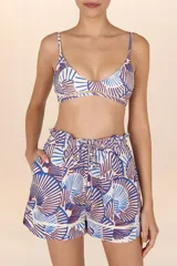 Short de tiro alto con estampado de abanicos en tonos azul y marrón.