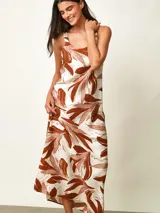 Vestido largo con estampado botánico en tonos marrones y blancos, escote redondo y tirantes anchos.