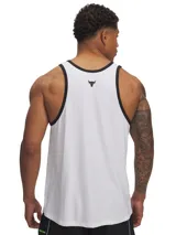 Musculosa deportiva Under Armour de la línea Project Rock, color blanco con detalles en negro en cuello y sisas. Presenta estampado frontal con el logo de la colección. Confeccionada en tejido técnico con tecnología Iso-Chill para disipar el calor, panel trasero de malla para ventilación y protección solar UPF 30.