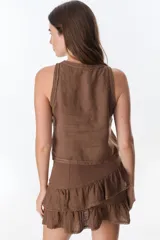 Minifalda azul de lino con dos volados superpuestos, terminación de encaje en los bordes.