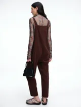 Mono largo de pana color verde oscuro, con breteles finos y silueta relajada de pierna amplia.