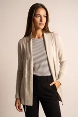 Cardigan abierto color beige melange, de manga larga, con detalle de tejido en relieve en los hombros y cordón ajustable en la cintura.