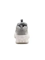 Championes Caterpillar modelo Intruder Lite, color gris con suela chunky blanca y cordones blancos. Presenta detalles en gamuza y el logo de la marca en el lateral.