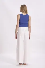 Crop top tejido sin mangas, con cuello redondo y diseño ajustado.