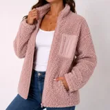 Campera de corderito color rosa, con cuello alto, cierre frontal completo y un bolsillo en el pecho con cierre.