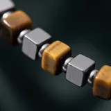 Pulsera de diseño ajustable confeccionada con una combinación de piedras naturales y eslabones de acero inoxidable.