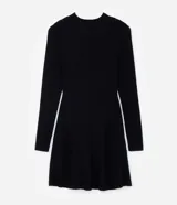 Vestido corto evasé de punto negro con cuello alto y mangas largas.