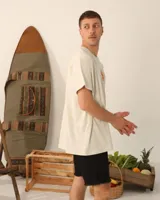 Remera unisex color crema con estampado de un sol anaranjado.