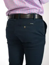 Pantalón chino azul marino de gabardina, corte slim fit, con bolsillos laterales y traseros.