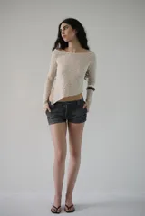 Short de jean negro, tiro bajo.