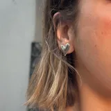 Aros plateados con forma de corazón inflado.